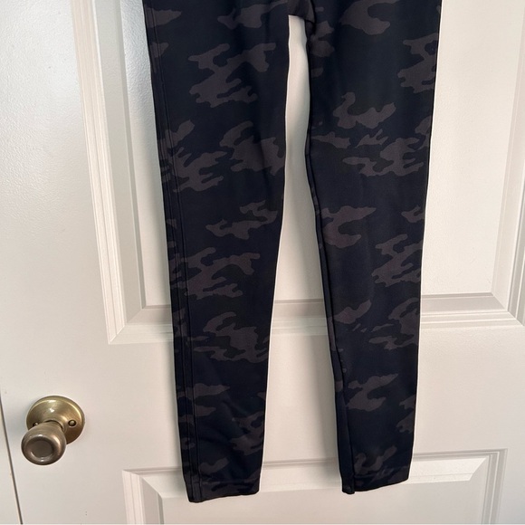 spanx Seamless Shaping Leggings in black camo - Picture 7 of 8